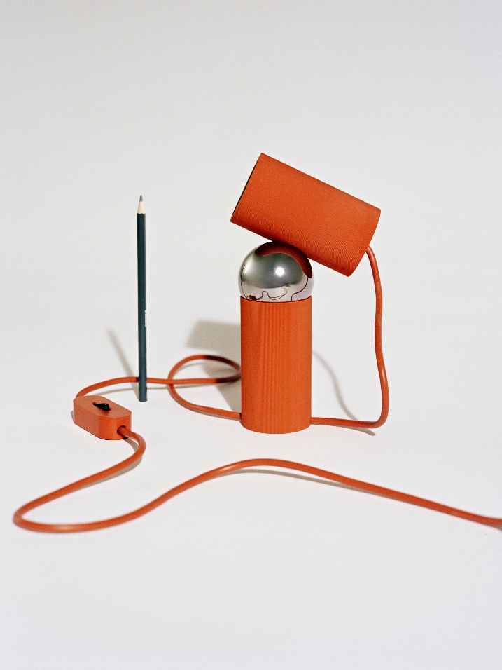 Immagine che contiene forniture per ufficio, arancione, interno, design
Descrizione generata automaticamente